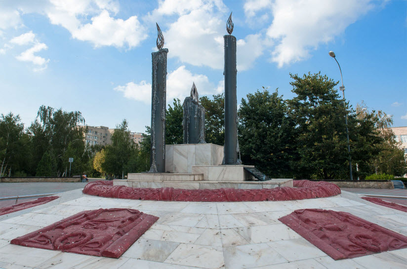 «Три свечи» — мемориальный комплекс, посвященный 60-летию Великой Победы, а также светлой памяти российским воинам, погибшим в трех войнах 20 в. Недавно он был реконструирован и оснащен светодиодной подсветкой.