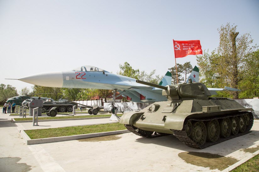 Анапа – город воинской славы. В 2018 году здесь появился парк военной техники, интересный как для взрослых, так и для детей. В нем экспонируются танки, самолеты, вертолеты, которые стоят на вооружении нашей армии. Среди экспонатов — легендарный многоцелевой истребитель СУ-27, плавающий танк Т-36, «универсальный солдат», как его называют в российской армии, вертолет МИ-8 и другая военная техника.