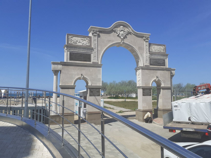 Триумфальная арка на набережной — исторический памятник, посвященный героям русско-турецких войн. Она представляет собой величественное сооружение из белого камня.